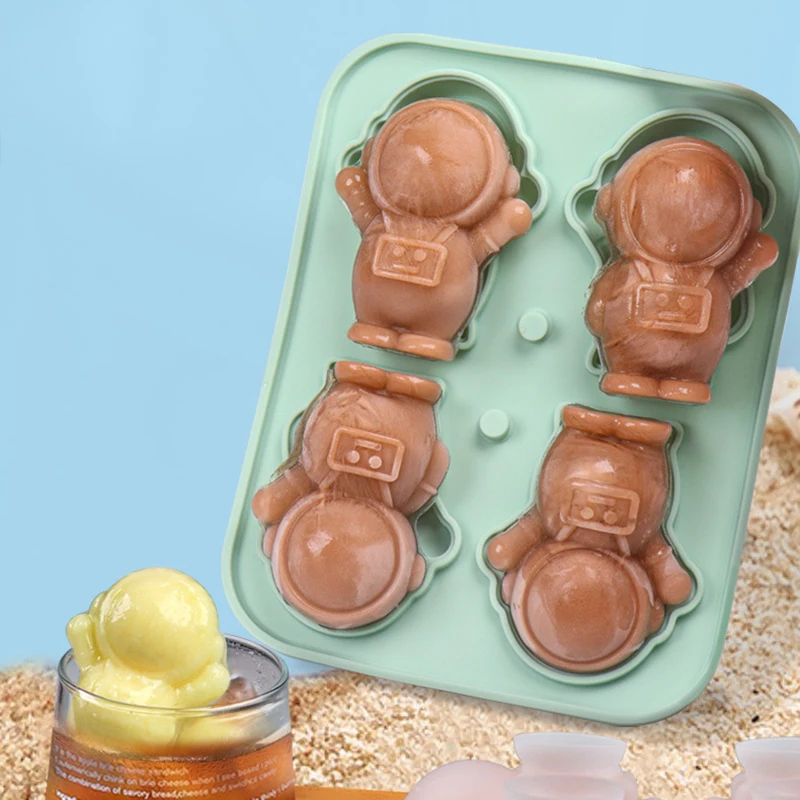 Wholesale Price Ice Cube Portable Easy Release 4 Cell Spaceman Ice Designer cute Tray Silicone Ice Cube Tray Mould Set With Lids