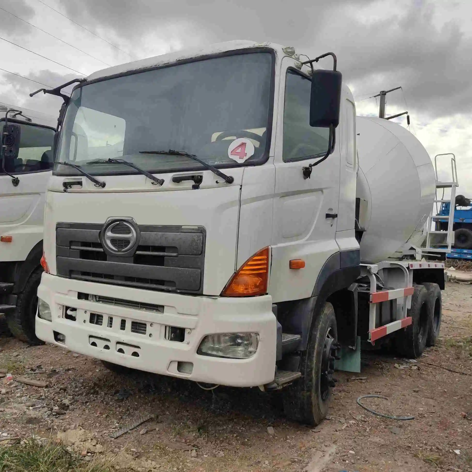 Б/у Бетономешалка Hino 700 для строительной промышленности, б/у, 8 куб. М