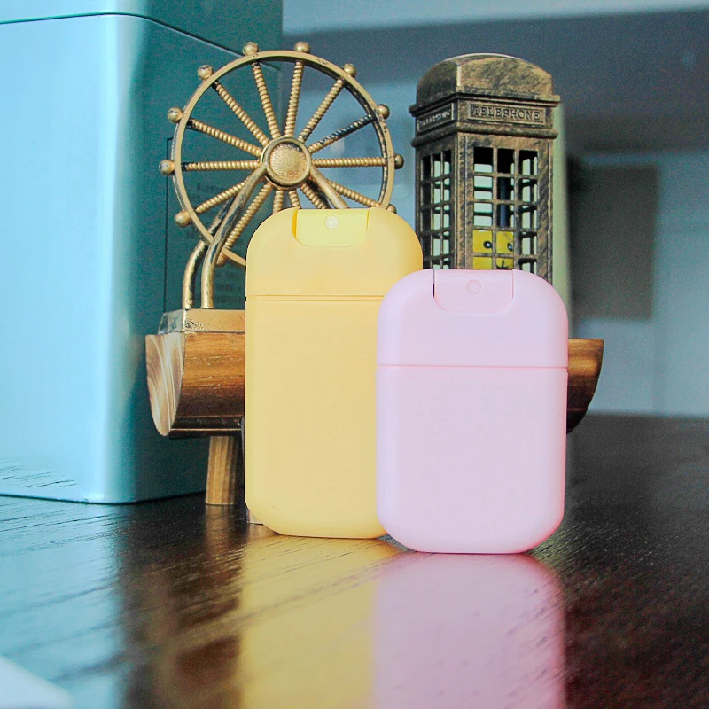 Spot goods 20ml plastic credit card flat spray bottle pocket size card sprayer,empty color credit card perfume spray with cover