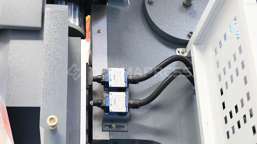 Practical  E310P 160T/4000 Servo CNC Controller Press Brake Machine Sheet Metal Hydraulic Plate Bending Machine