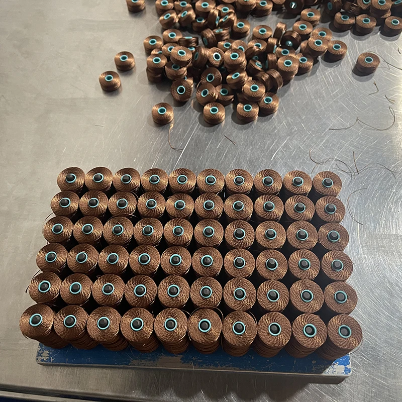 Заводские цены цвета 30 #210D/3 Tex70 высокая прочность L-стиль 100% нейлоновые предварительно намотанные бобины швейные нитки с меньшими боками