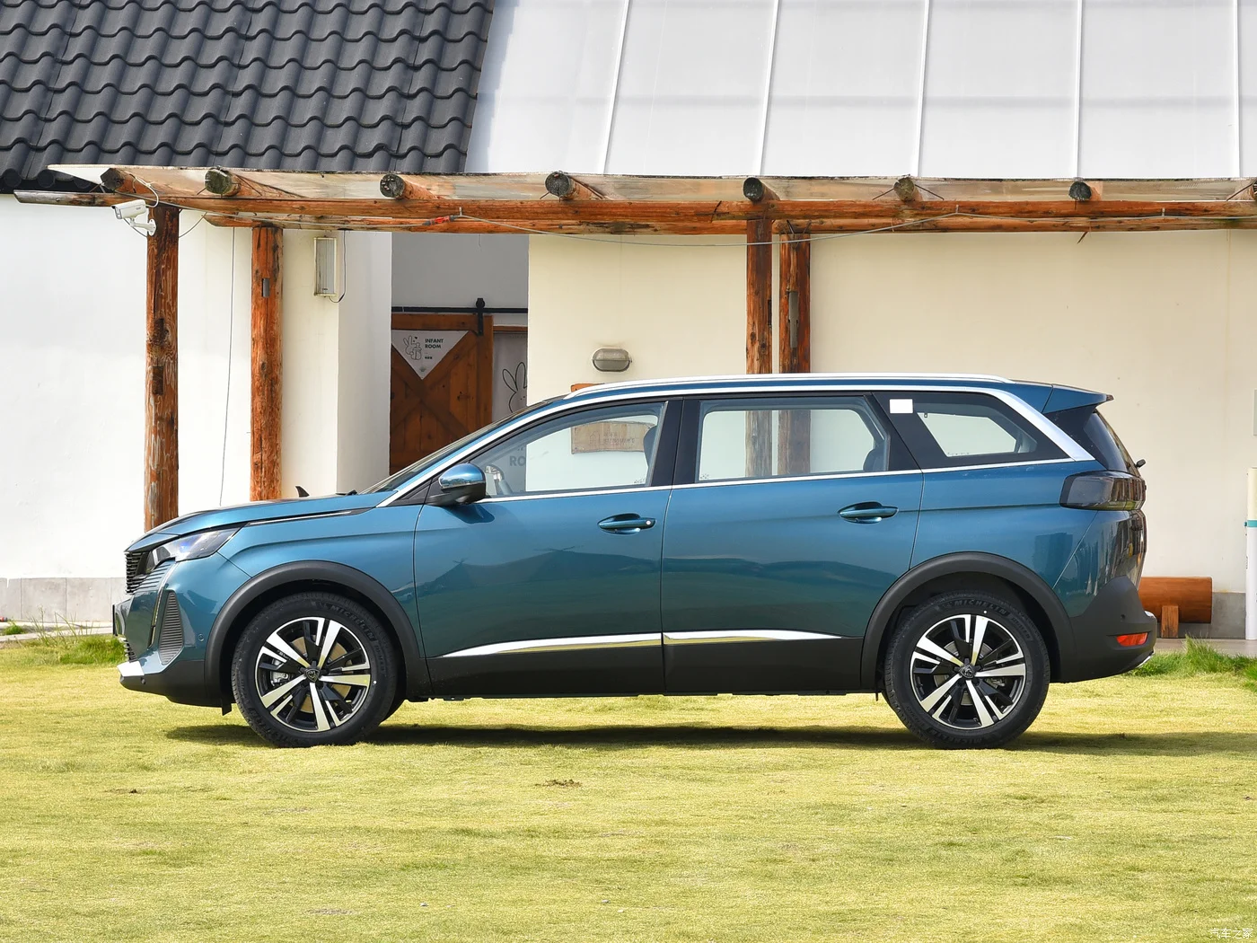 Лучшие продажи Dongfeng Peugeot 5008 модель 400THP 5-дверный 7-местный внедорожник бензиновый среднего размера