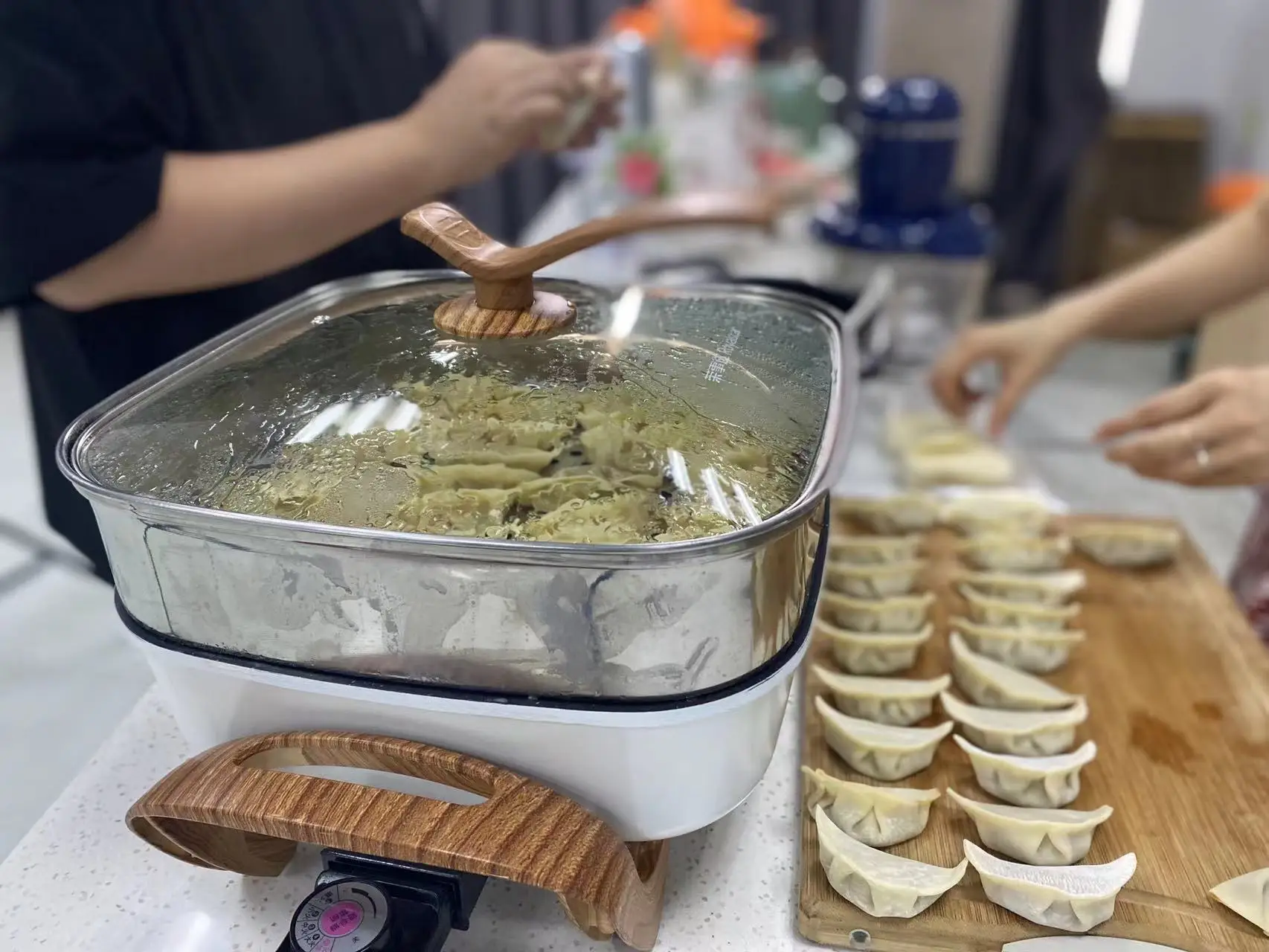 2022 High Quality 6L Big Size Electric Hot Pot Electric Boiling Pot Double Flavor Electric Cooker With Steamer for Big Family