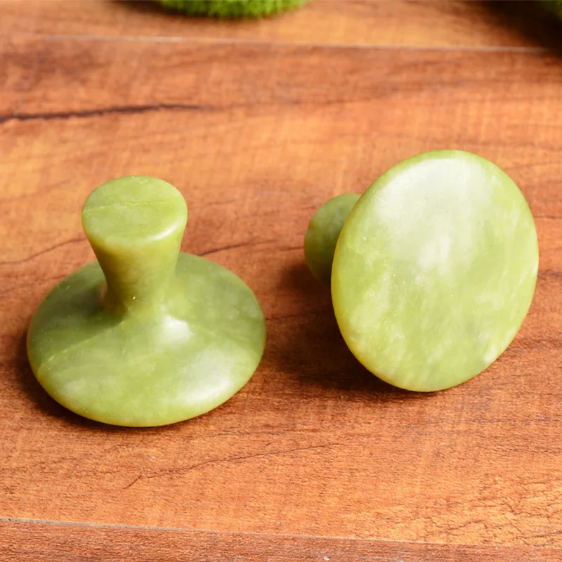 Скребок для массажа лица с зелеными нефритовыми грибами