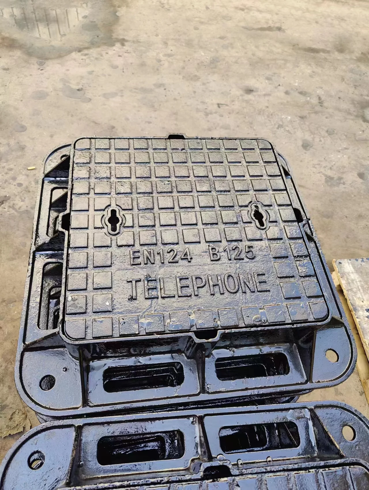 Manhole cover manufacturer casting en124 ductile cast iron 600x600 manhole covers