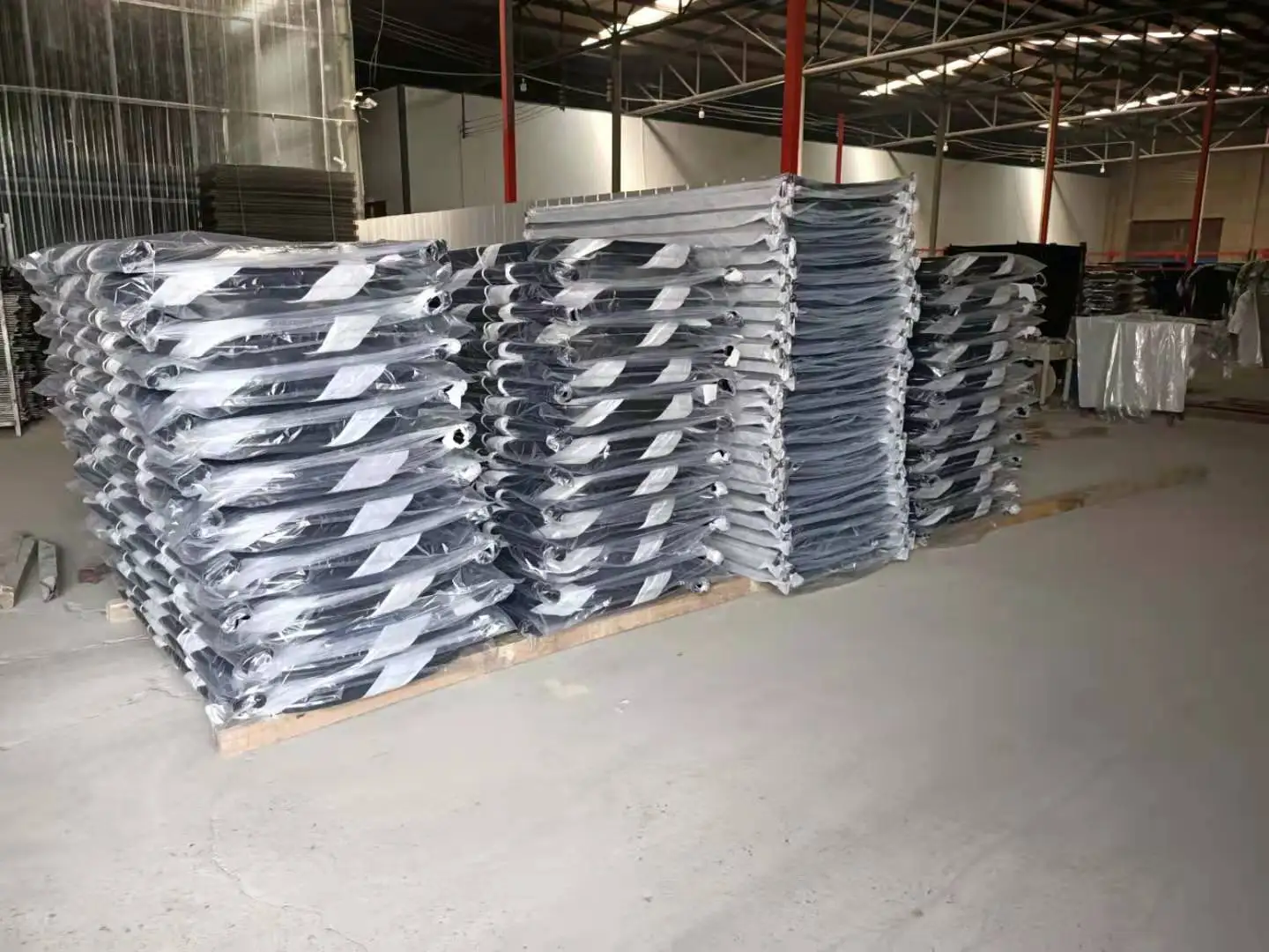 Factory sale directlysimple design heavy duty made in china hot sale cheap price Dubai Bahrain Qatar design metal beds