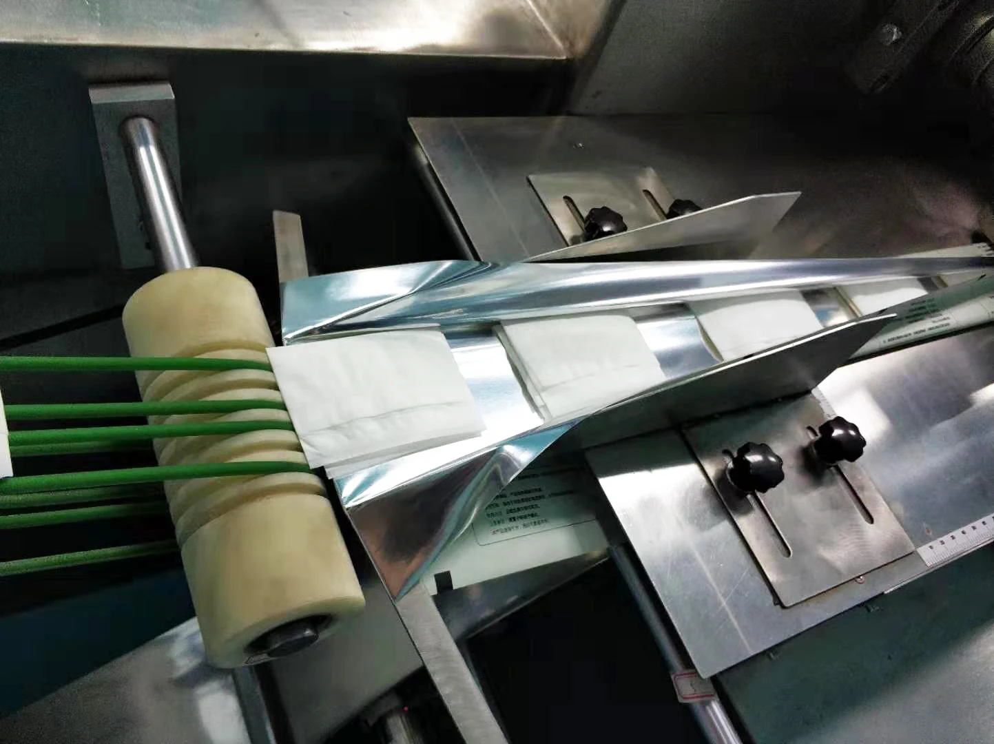 High productivity wet tissue production line 5-20 pcs wet wipes packing machine with automatic slitting