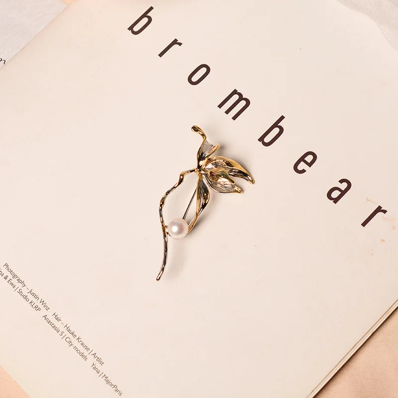 2024 Vintage Rose Flower Brooch Freshwater Pearl Corsage for Literary Women Europe winter Accessories