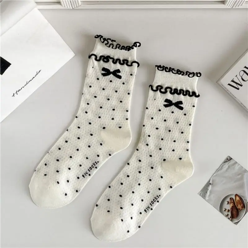 Wholesale hot selling style bow socks mid-tube socks thin wicking black and white socks
