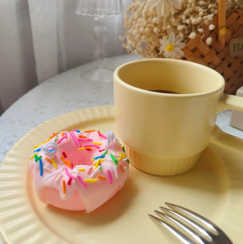 Popular Candles Home Fragrance  Donut Shaped Scented Candle 100% Soy Wax Food Dessert Cake Candles In Wholesale