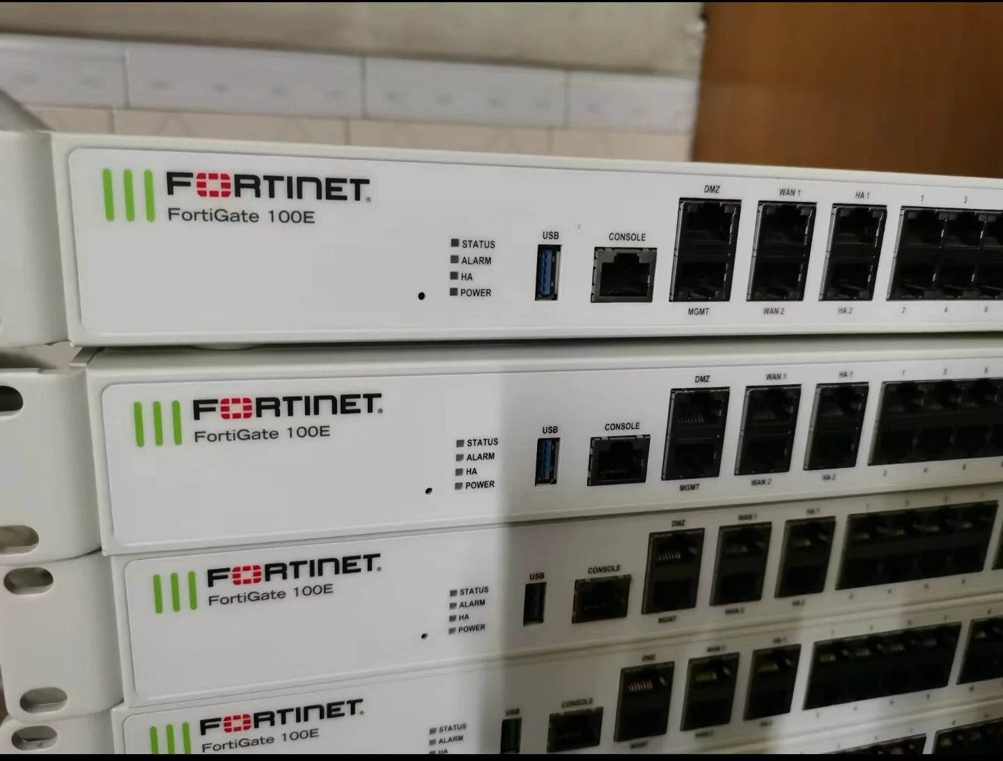 FORTINET FortiGate-100E Настольный тип 19 RJ45 сетевые порты 7 4 Гбит/с сетевая пропускная способность межсетевой экран