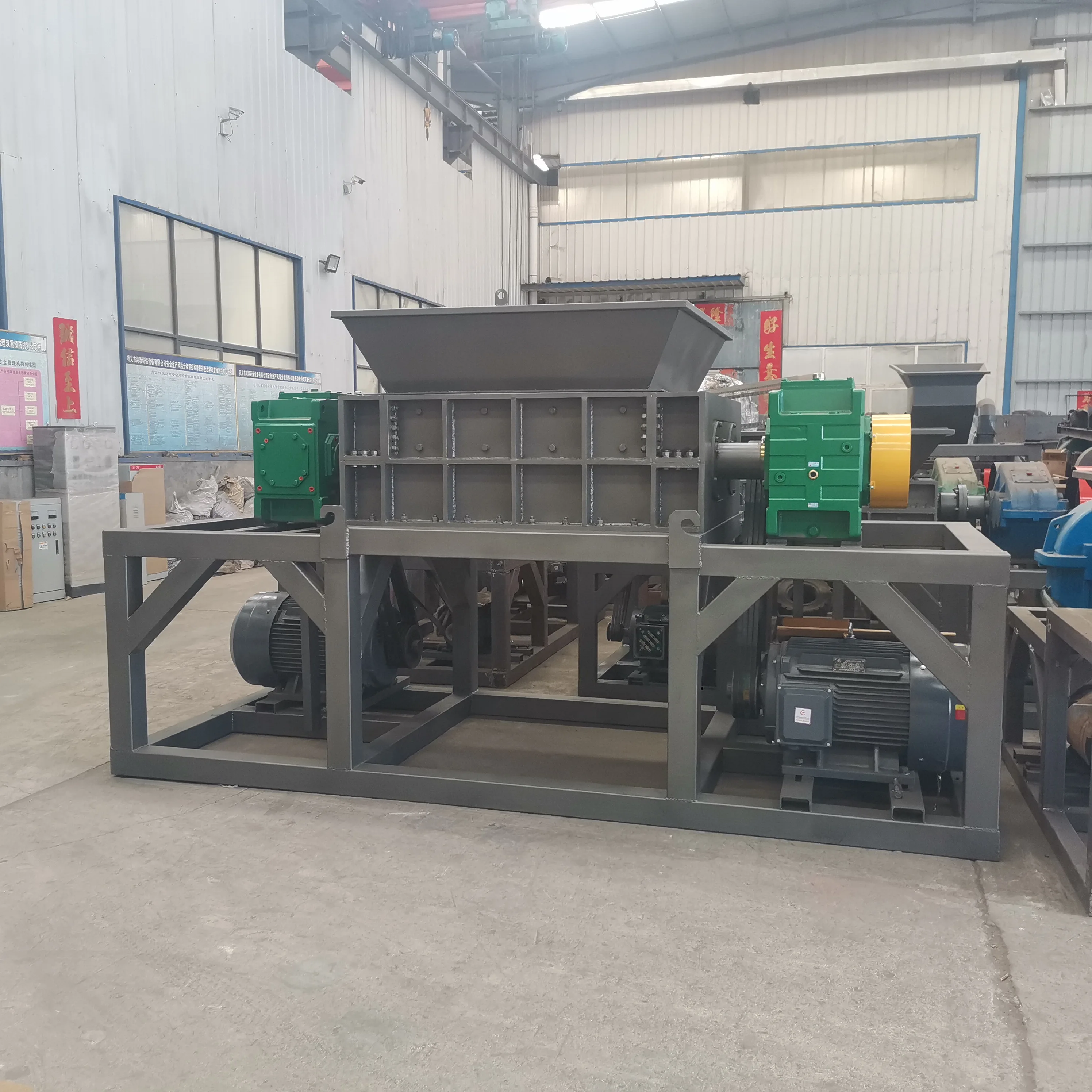 Universal twin-shaft shredder reduces material size shreds large pieces hard animal bones for the farm