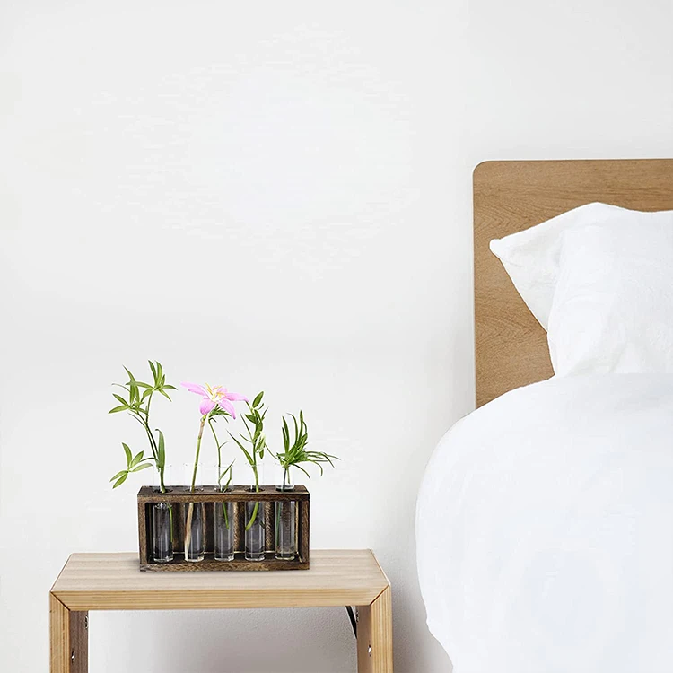 Ваза с деревянной рамой и стеклянным растением