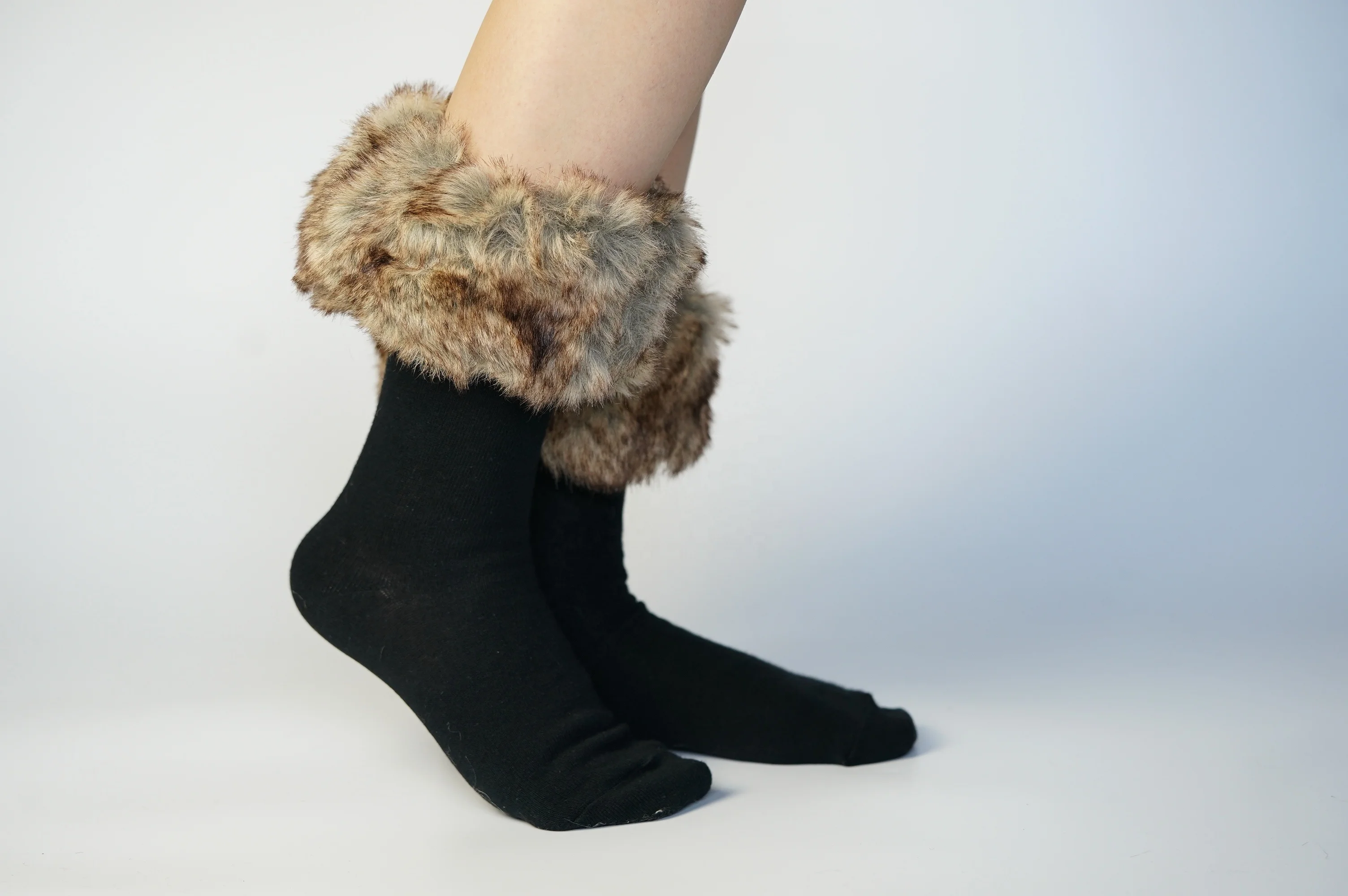 OEM Wholesale Fashion Fluffy crew Hosiery Custom Logo Women Faux Fur Cuff Socks
