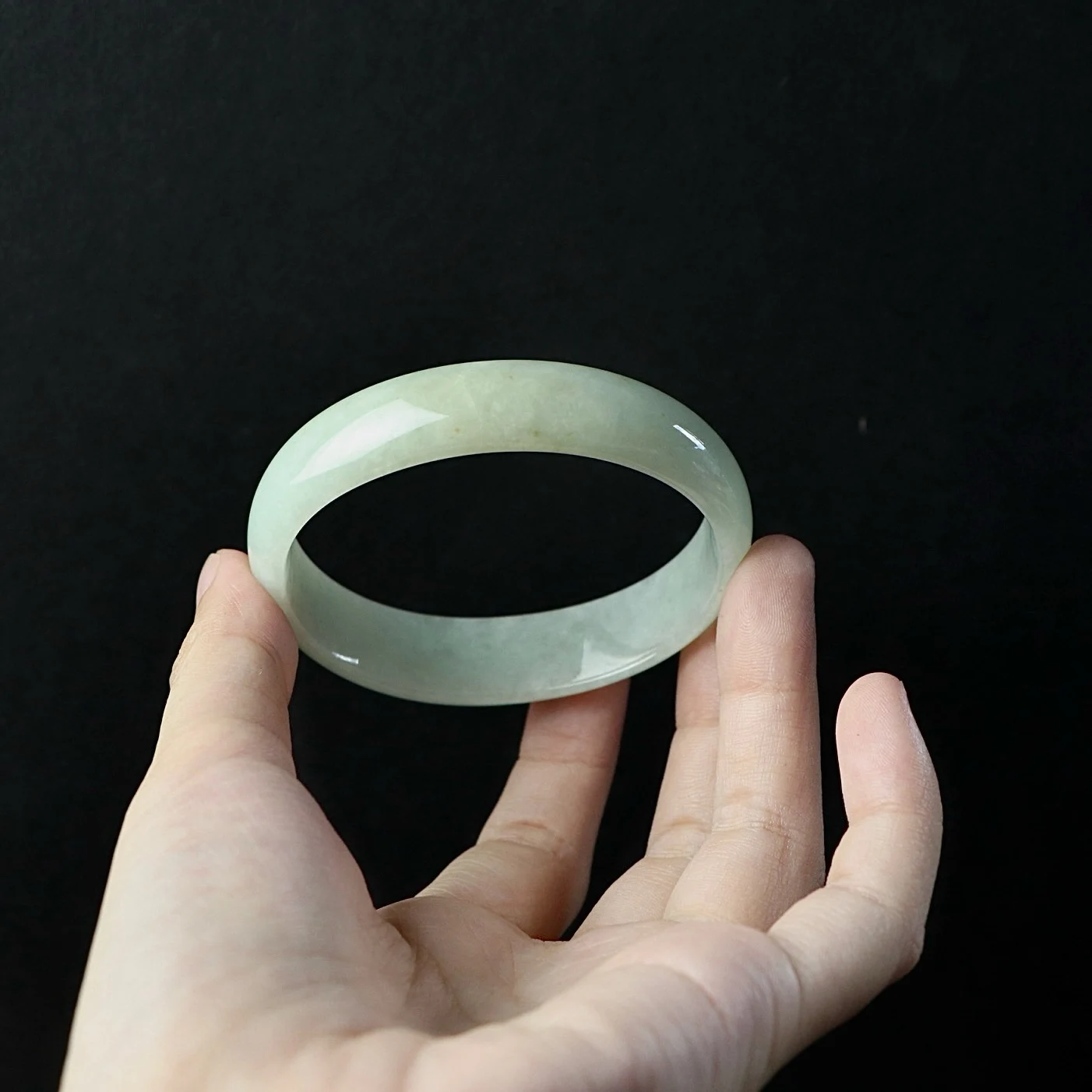 South Asia, Yingrun Light Green Is a Small Flaw in the New Chinese Plain Circle Tide Minority Safe Transit Jade Bangle