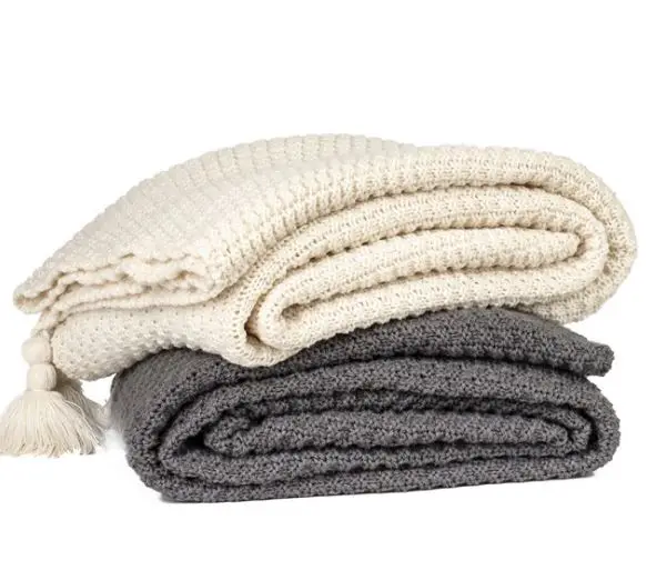 Modern hometextile fuzzy thick nap   luxury knitted  blanket with tassel