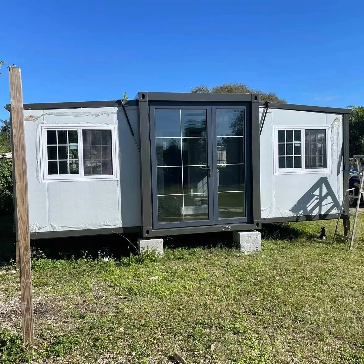 20FT Luxury Scalable Portable Container House Customizable Two Bedroom Folding Container House with Shower