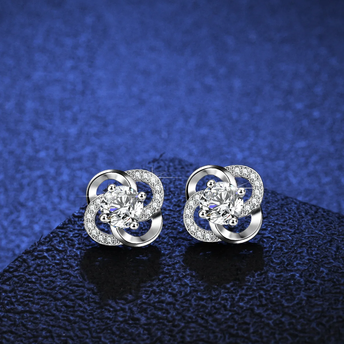 Fashion Simple Personality Korean Style Silver-plated Diamond Rotating Four-leaf Clover Earring Jewelry for Women
