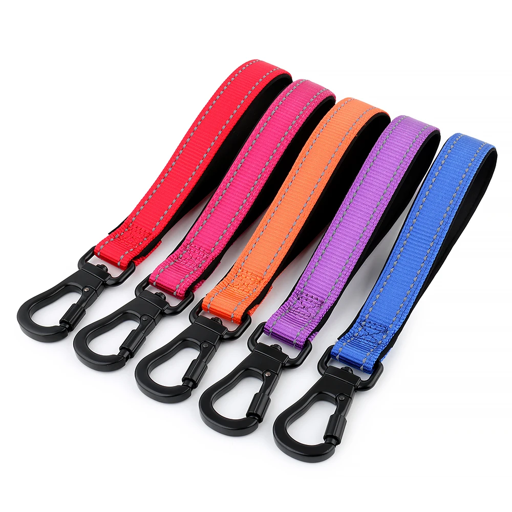 Светоотражающий нейлоновый поводок для собак, мягкая Неопреновая мягкая ручка, короткий поводок для дорожного движения, зажим для безопасности 10 дюймов