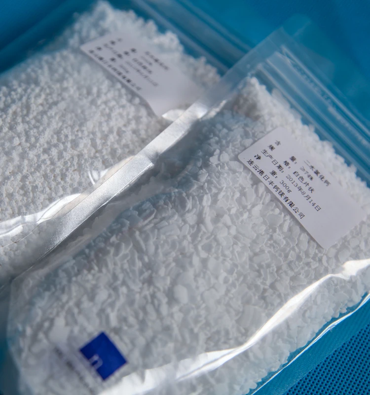 Food grade  calcium chloride dihydrate 74% white flake CaCl2  flake 74%