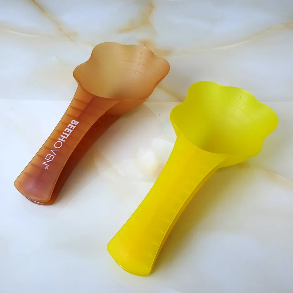 Pet food spoon with bag clip