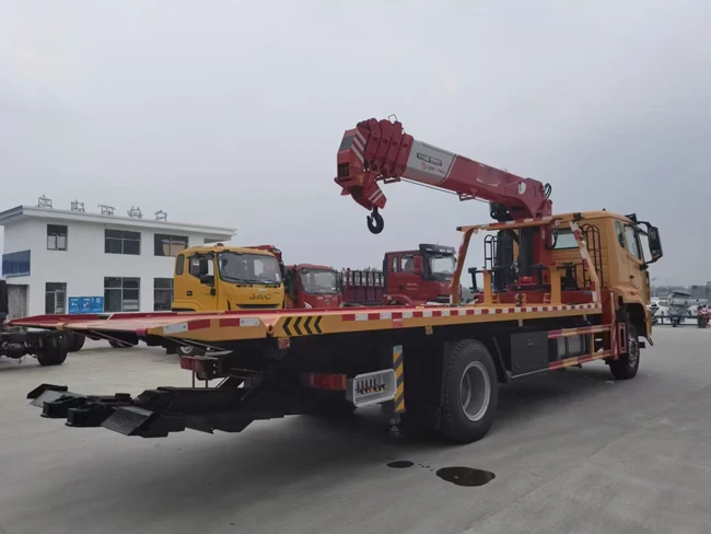 Customized HOWO 4x2 6 Meters Tow Trucks Wrecker Truck with 8 Tons Crane for Car Accidents
