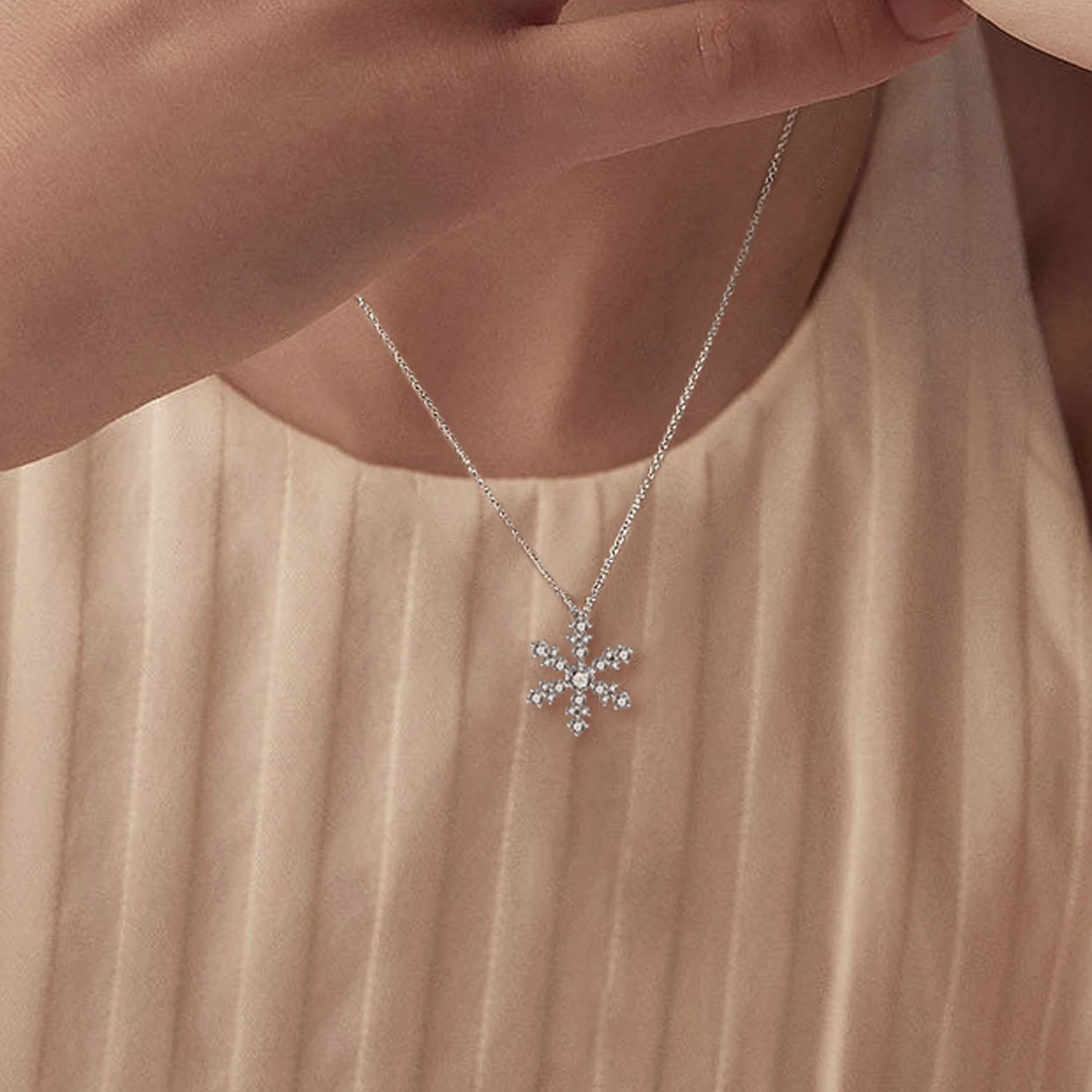 Latest Design Hong Kong Jewelry Manufacturer 18K White Gold Real Diamond Jewelry Snowflake Pendant Necklace Chain For Women