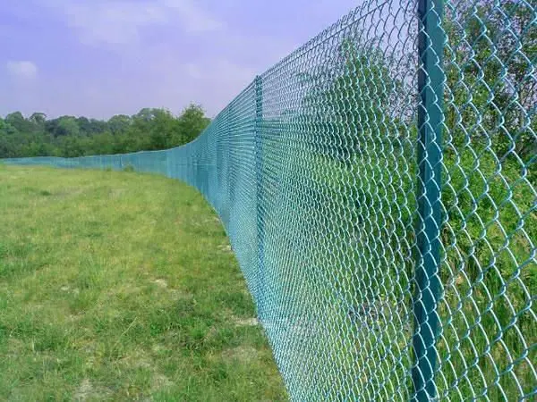 pvc coated chain link of diamond wire mesh /galvanized chain link fence wire mesh rolls/cyclone wire fence price