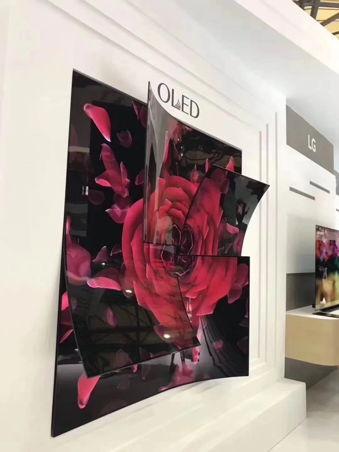 55 inch Flexible Curved Display OLED Customized Shape Screen for Advertising Exhibition and Events