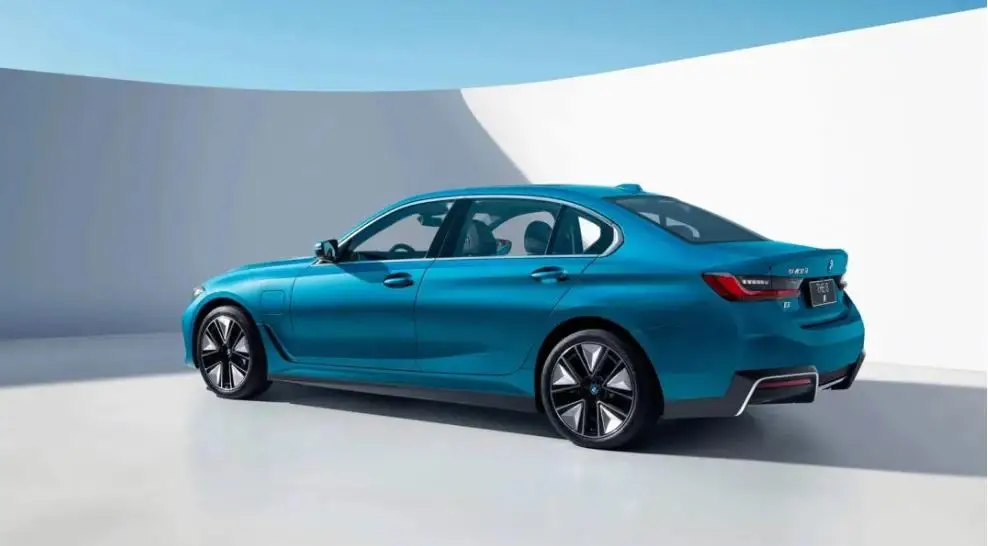 В наличии средний седан класса люкс B M W i3 электрический автомобиль eDrive 40L Sport 2024
