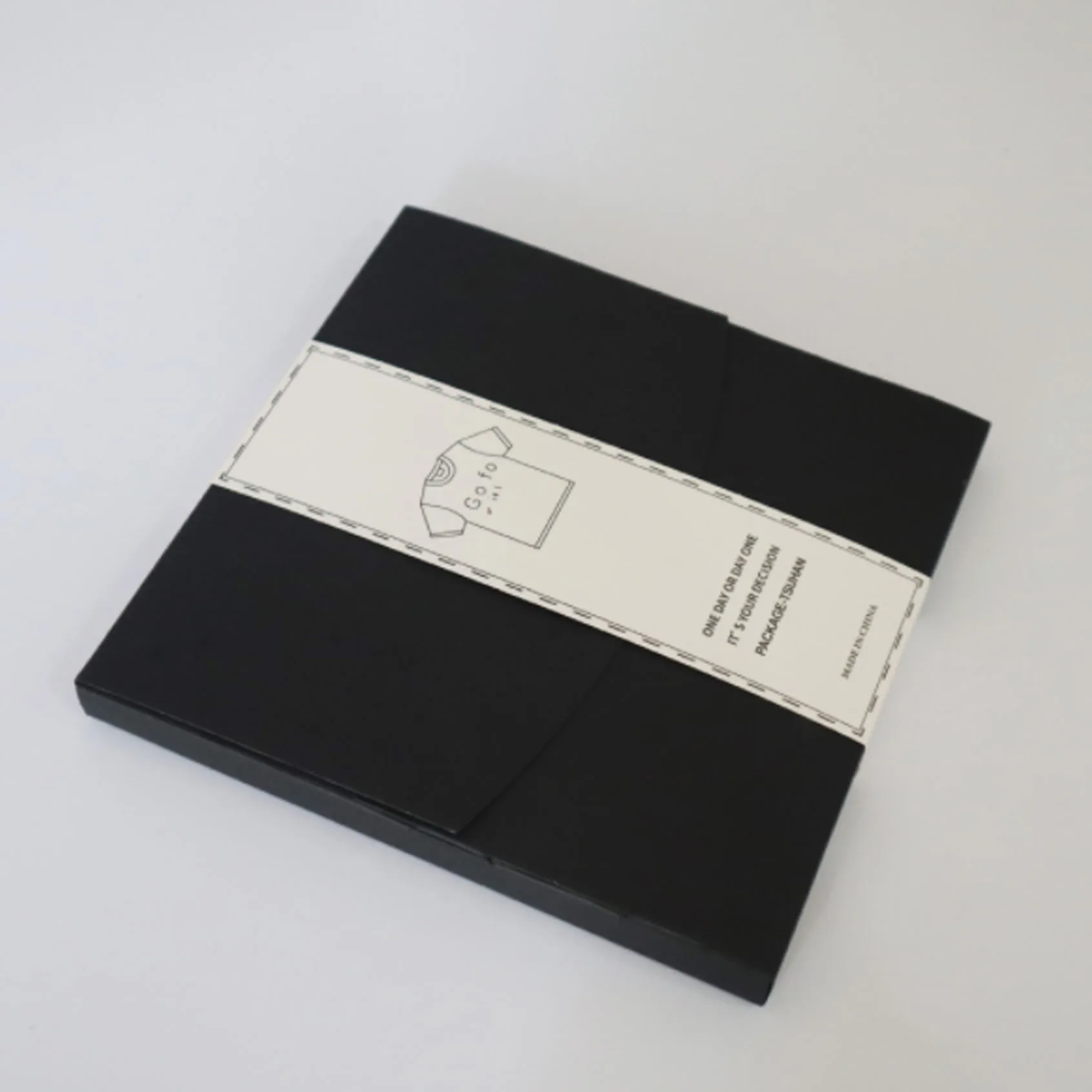 Custom Luxury Fashion Brown White Black T Shirt Kraft Envelope Box With Sleeve Band