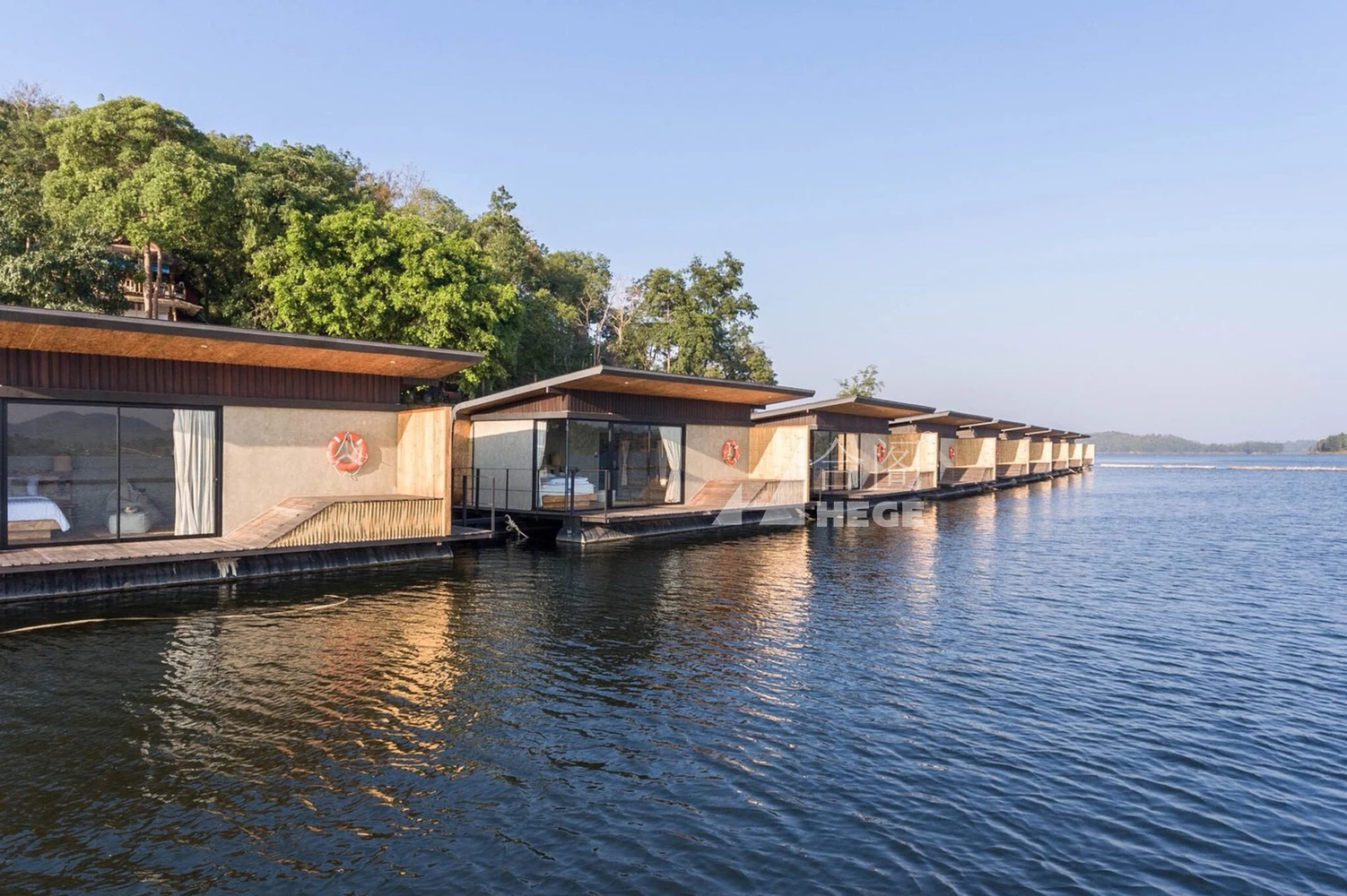 Low Cost Prefabricated Wood Houses Overwater Resort Houseboat Convenient For Swimming