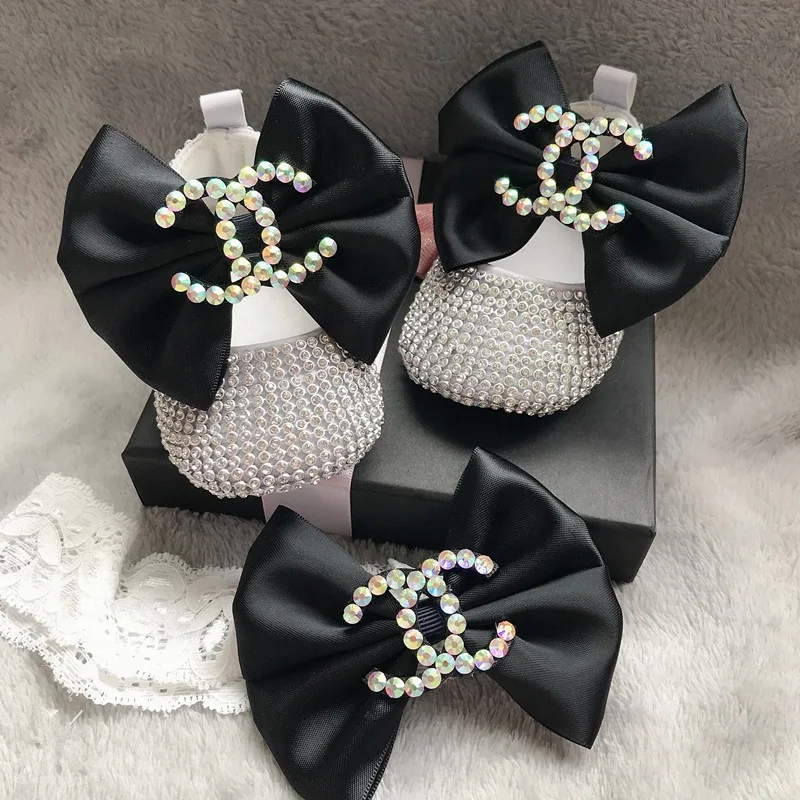 Оригинальный дизайн, брендовая вдохновленная мягкая обувь для новорожденных, танцевальная обувь с набором повязок на голову для маленьких девочек и мальчиков