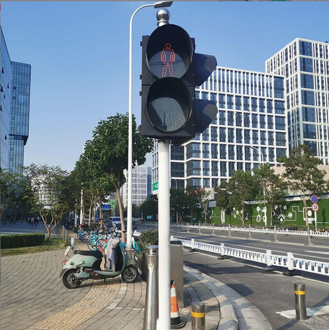 Outdoor High Mast Galvanized Crossing Road Warning Safety Sign Post Monitoring Camera Pole Traffic Red Green Light Signal Pole