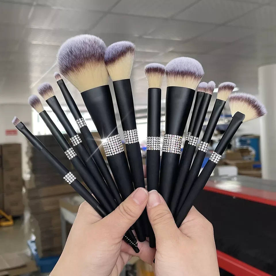 Luxury 12PCS Bling Diamond Black Handle Professional Beauty Tools Makeup Brush Set with delicate cosmetic bag