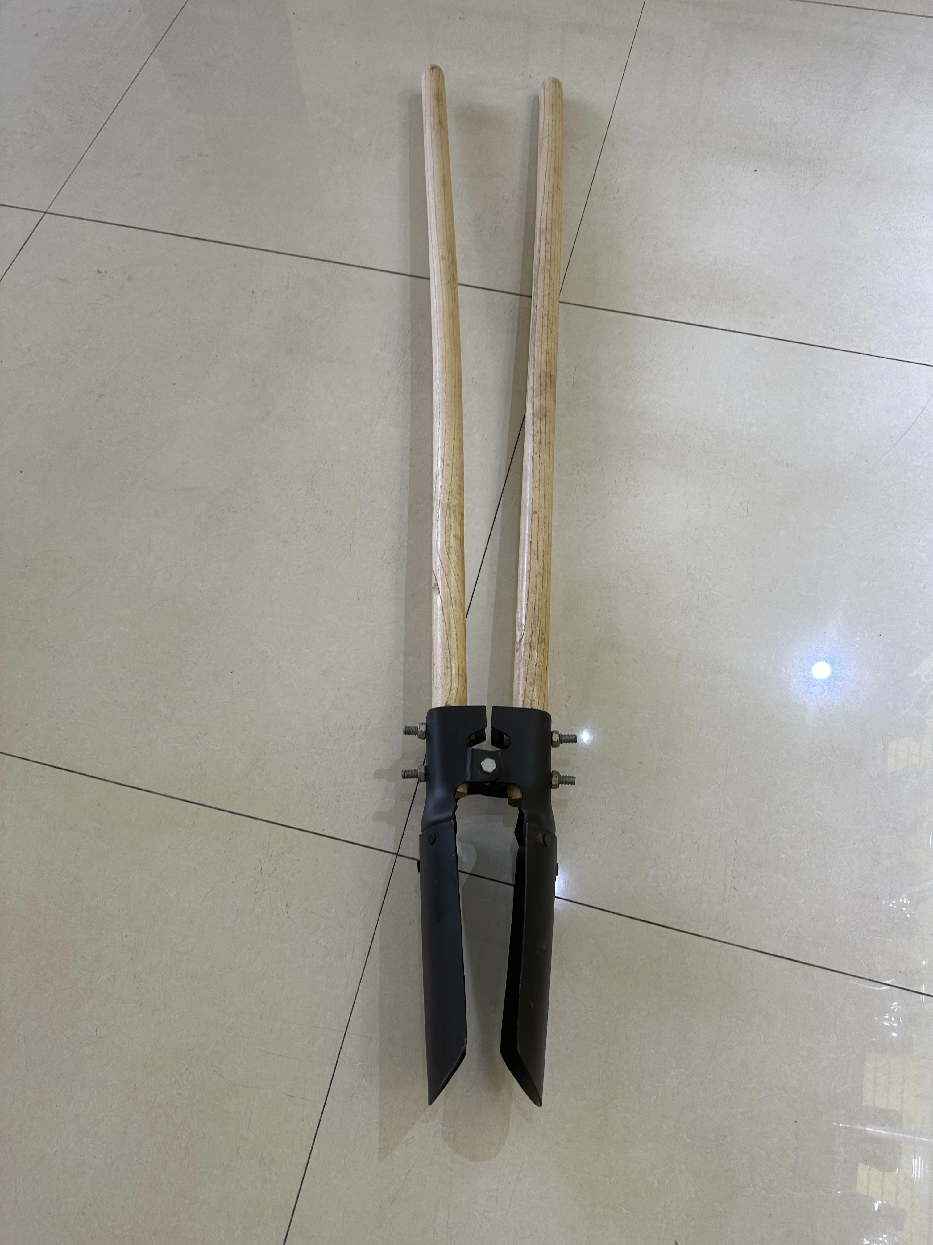 Factory Price Farm Tools Post Hole Digger With Wooden Metal Fiberglass Handle