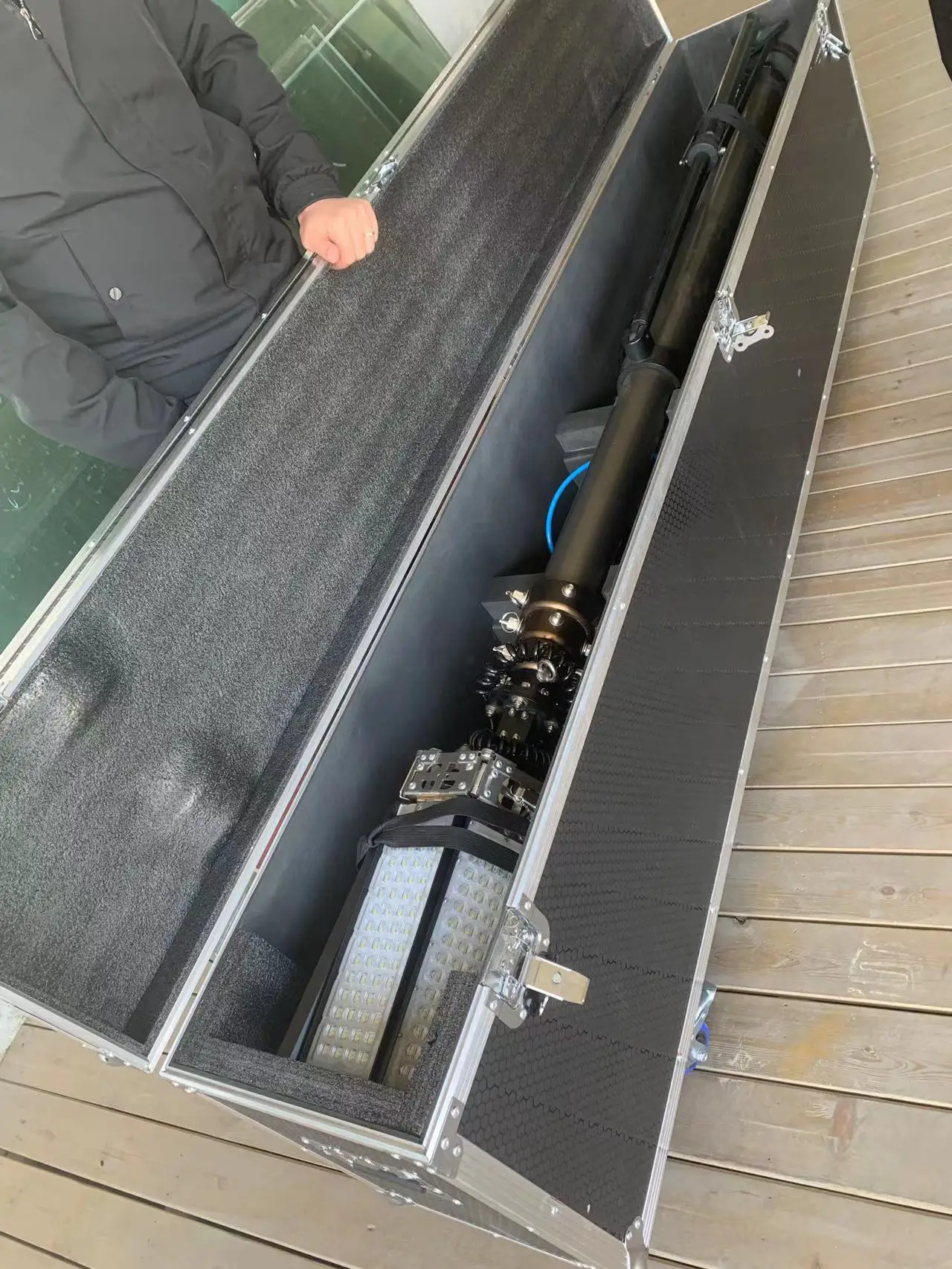 Mobile building light tower lights start fast and large range with 5 m telescopic mast