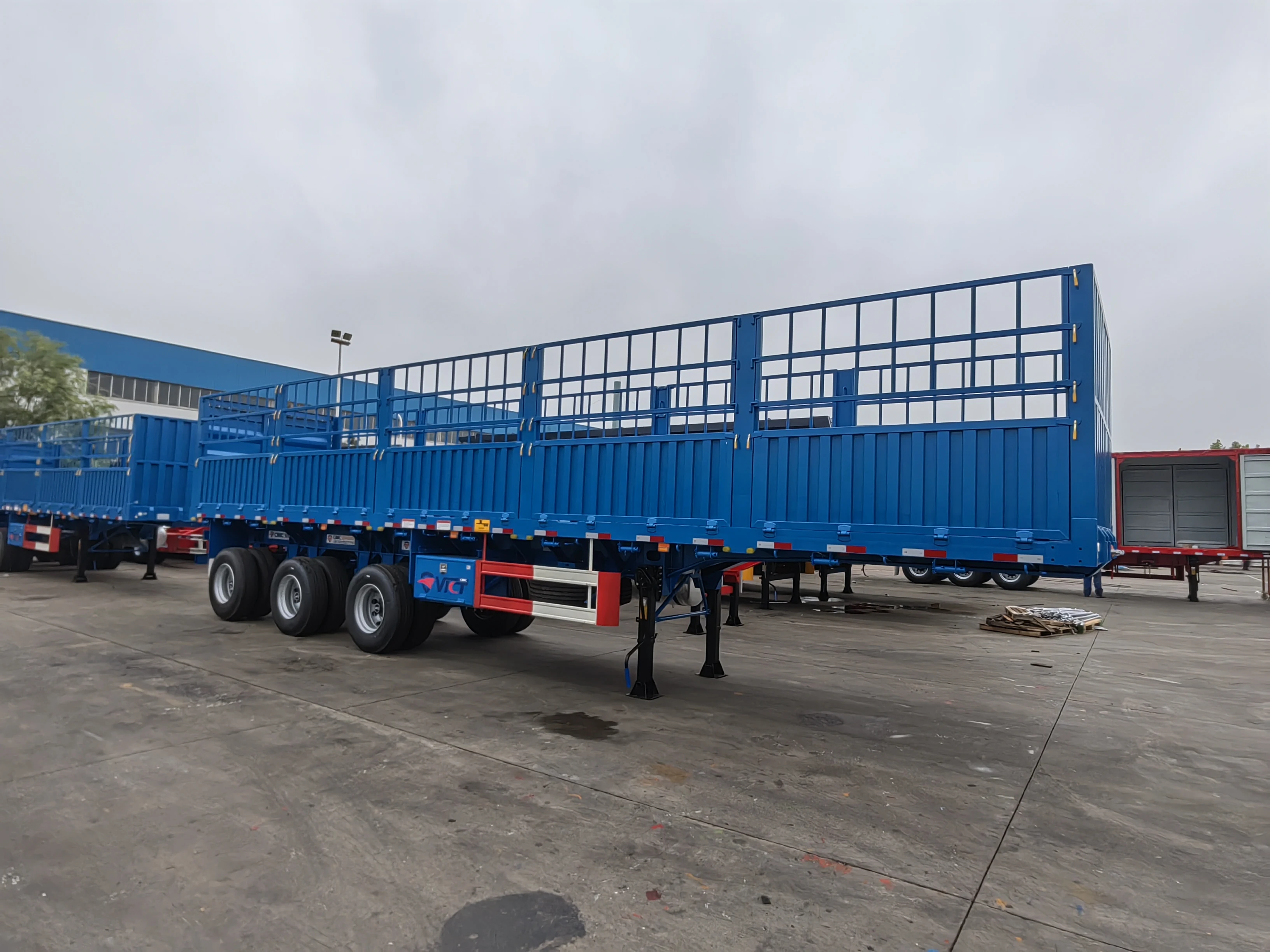 Factory Direct 40ft 3 Axles Flatbed Semi Trailer Side Wall Flatbed Trailer for Efficient Cargo Transportation