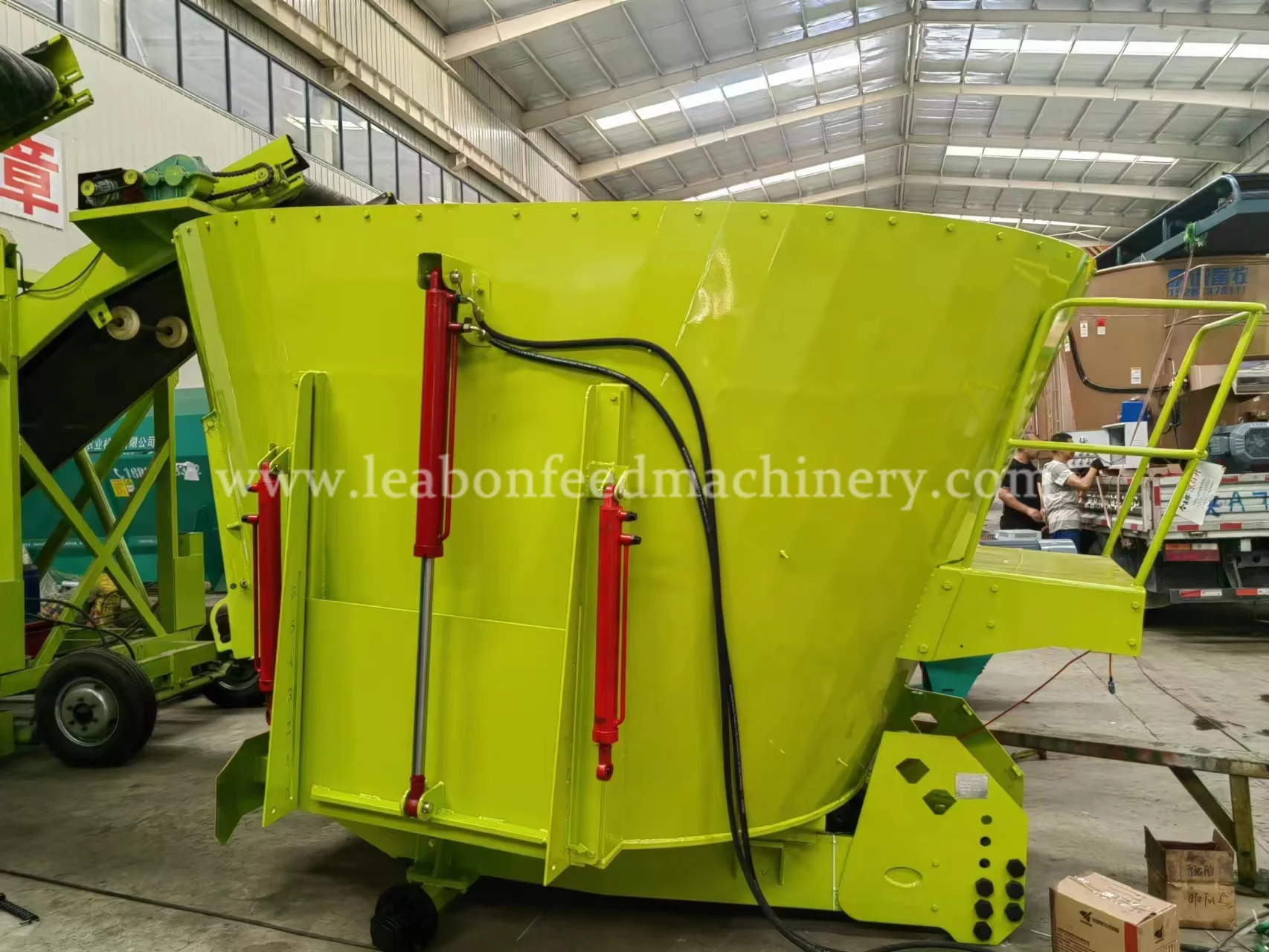 Factory TMR Mixer Machine Cattle Feed Mixer Tmr 3m3 Electric And Tractor Pto Powered Cow Feed Mixer price for sale