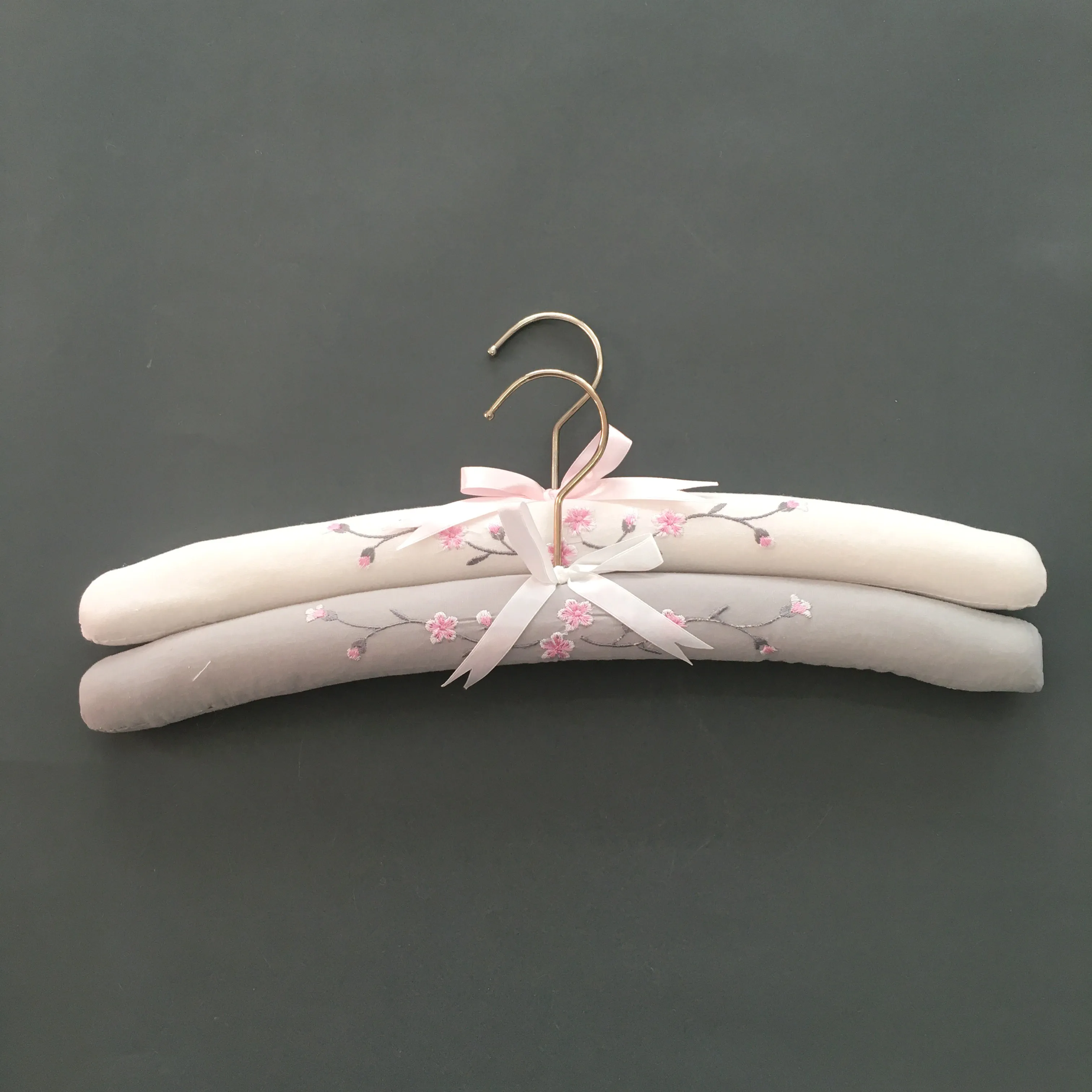 China Hot-Selling Clothes Coat Hangers Wholesale