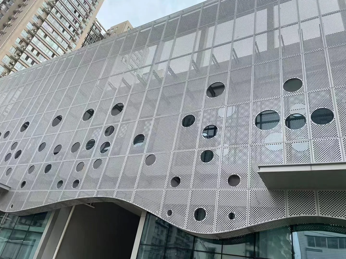 Custom Pvdf Shopping Mall Interior Aluminum Wall Metal Panels Aluminium Perforated Sheets Cladded Exterior Walls Manufacturer