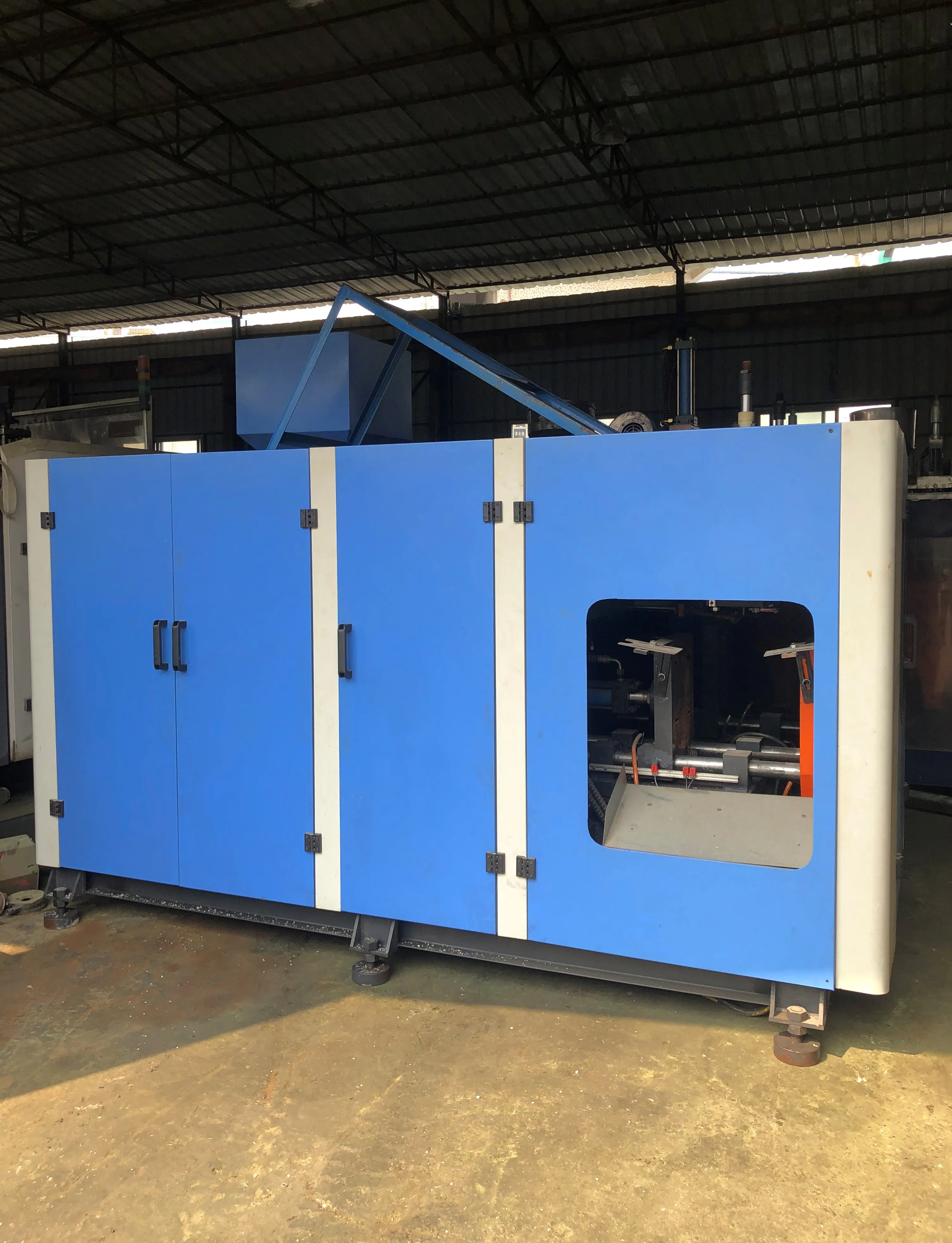 Used Automatic Servo 5 L Plastic PET Blow Molding Machine