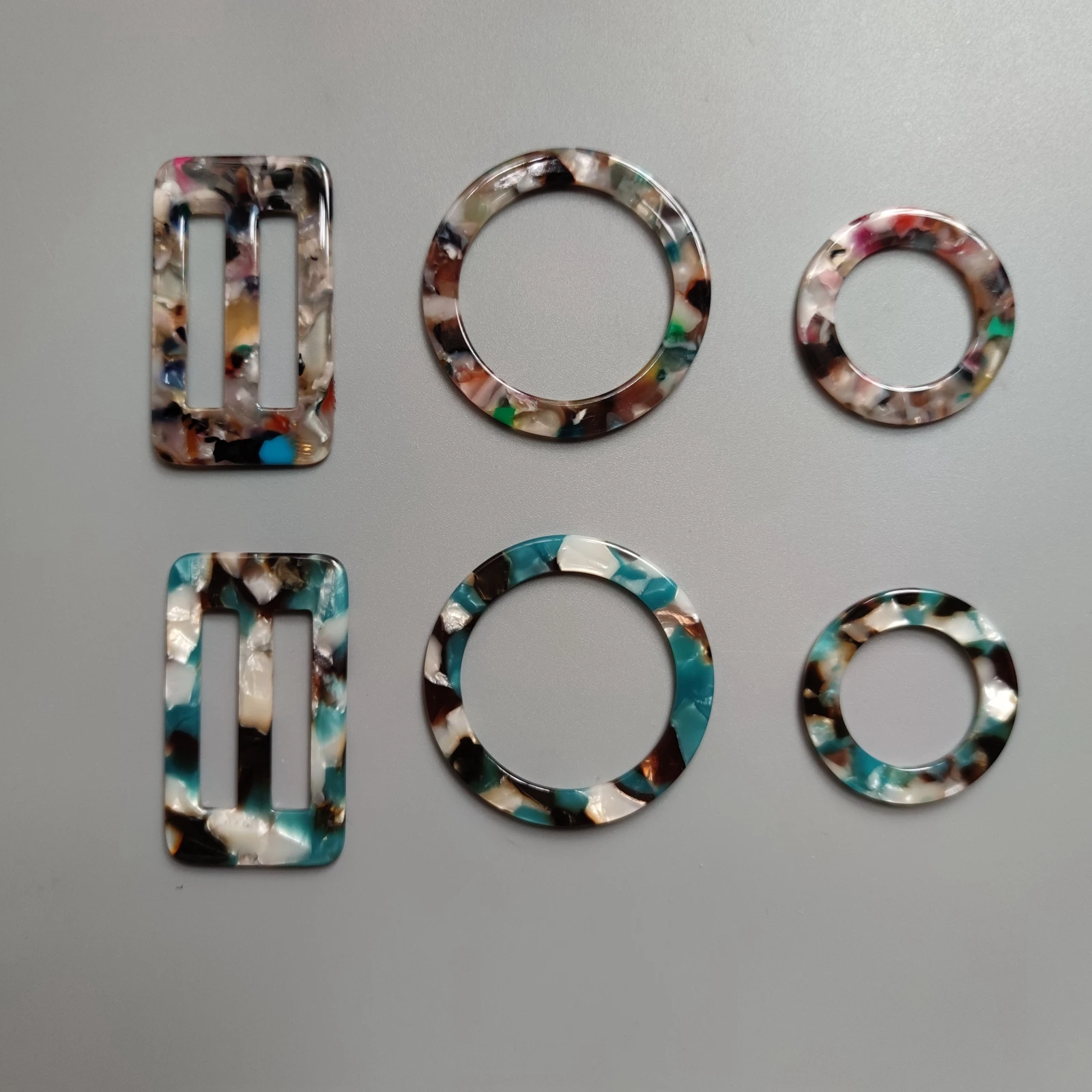 Ремешок для обуви с пряжкой из красной и зеленой смолы