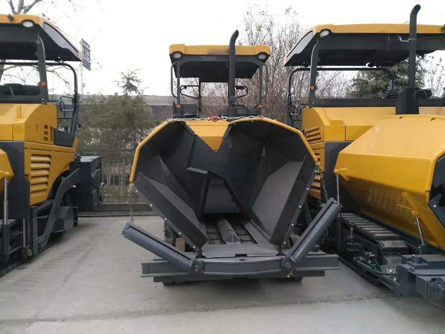 Road Paver 4.5M Paving Width Asphalt Paver 73.5Kw Shangchai Engine from Xuzhou Factory