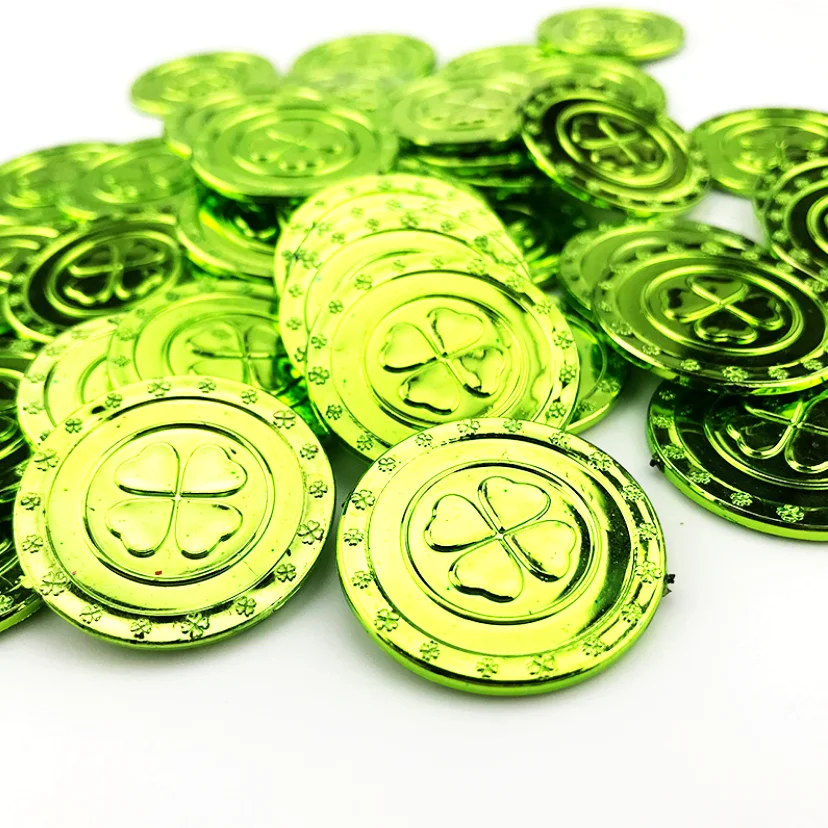 Новые пластиковые зеленые и позолоченные монеты на удачу в честь Дня Святого Патрика