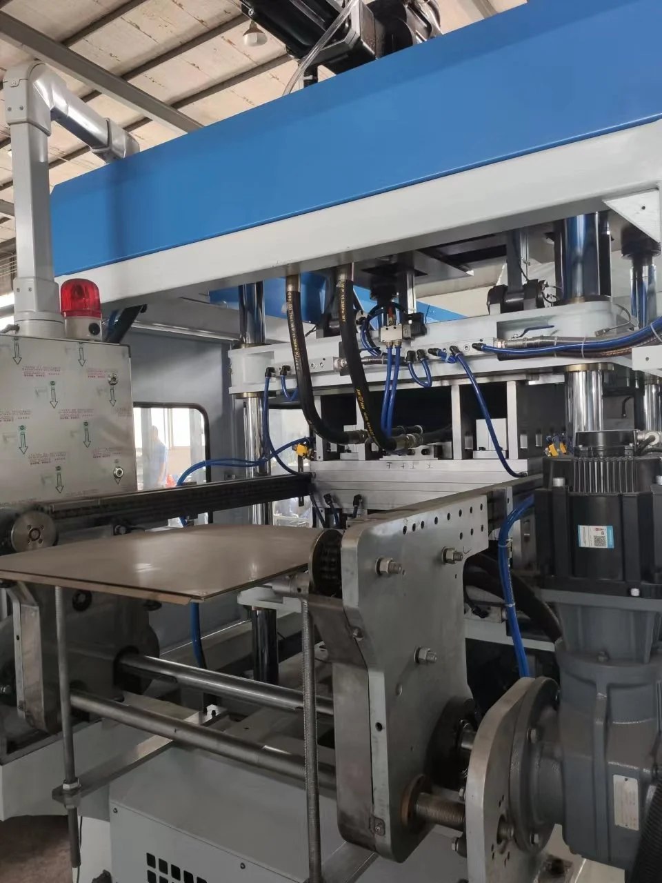 Полностью автоматическая Термоформовочная Машина для формирования и резки пластиковых стаканчиков и пищевых коробок