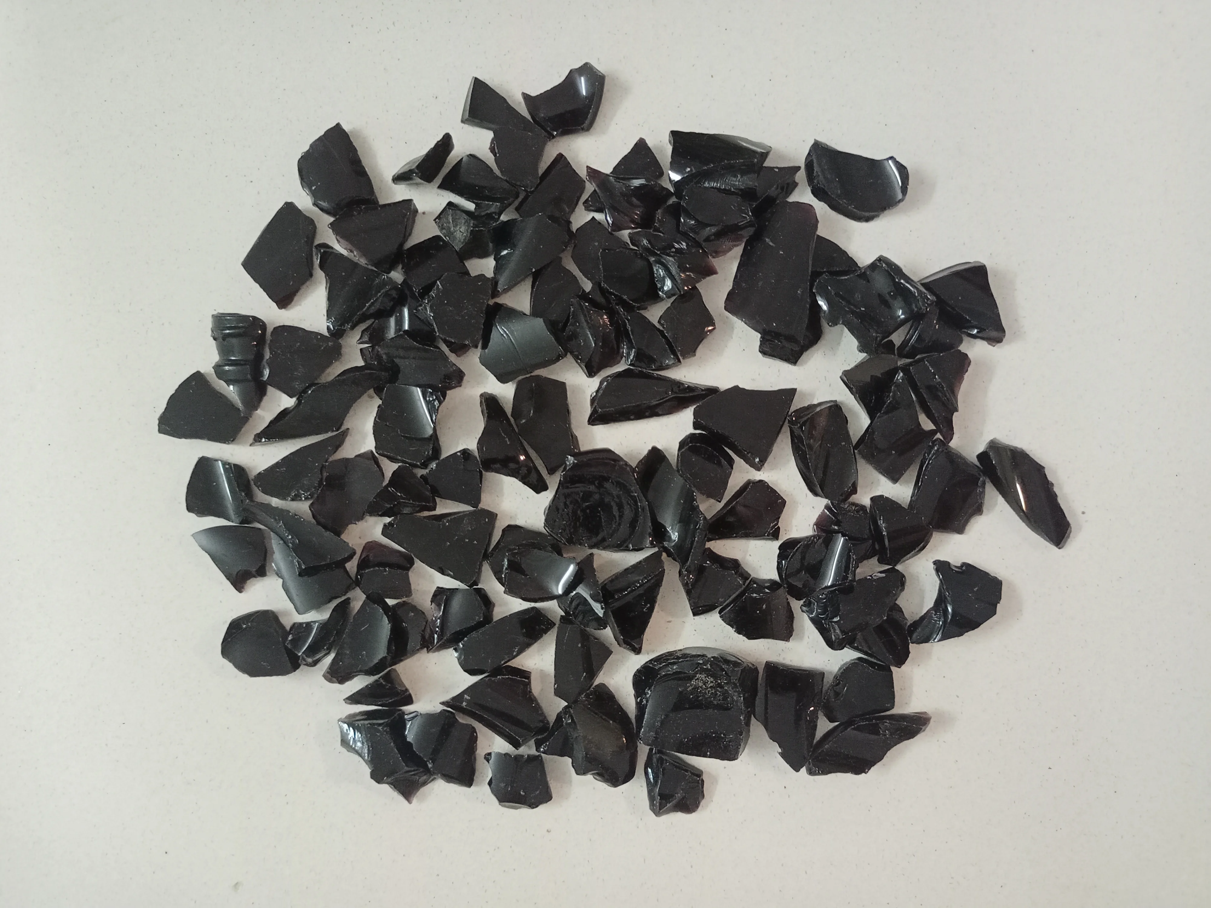 Прямая поставка с завода 9-12 мм оптом дробленое стекло заполнитель терраццо пол декоративные чипсы для столовой гостиной отеля