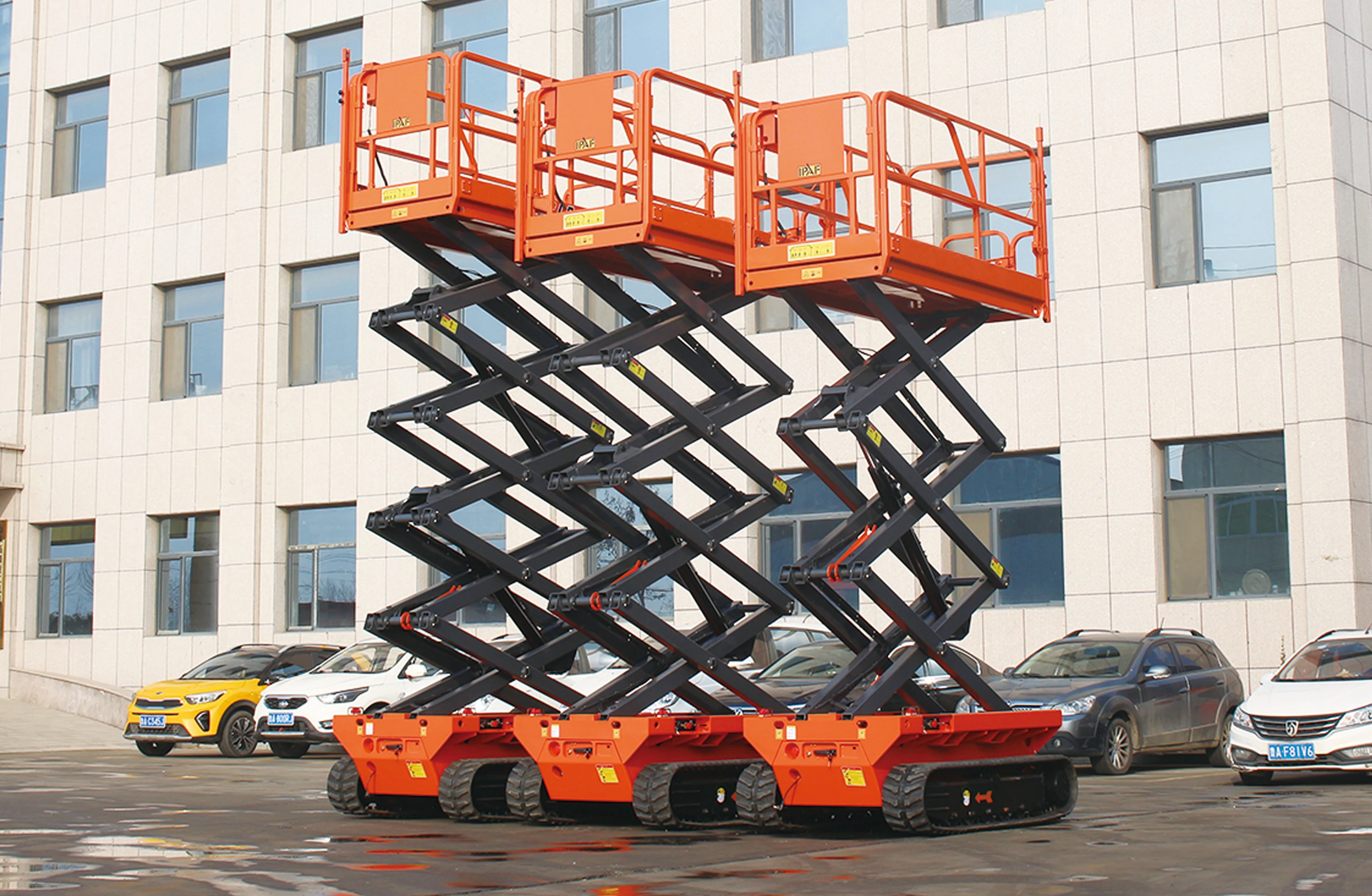 China Outdoor High Quality 6M 8M 10M Electric Mobile Crawler Self Propelled Scissor Lift Platform