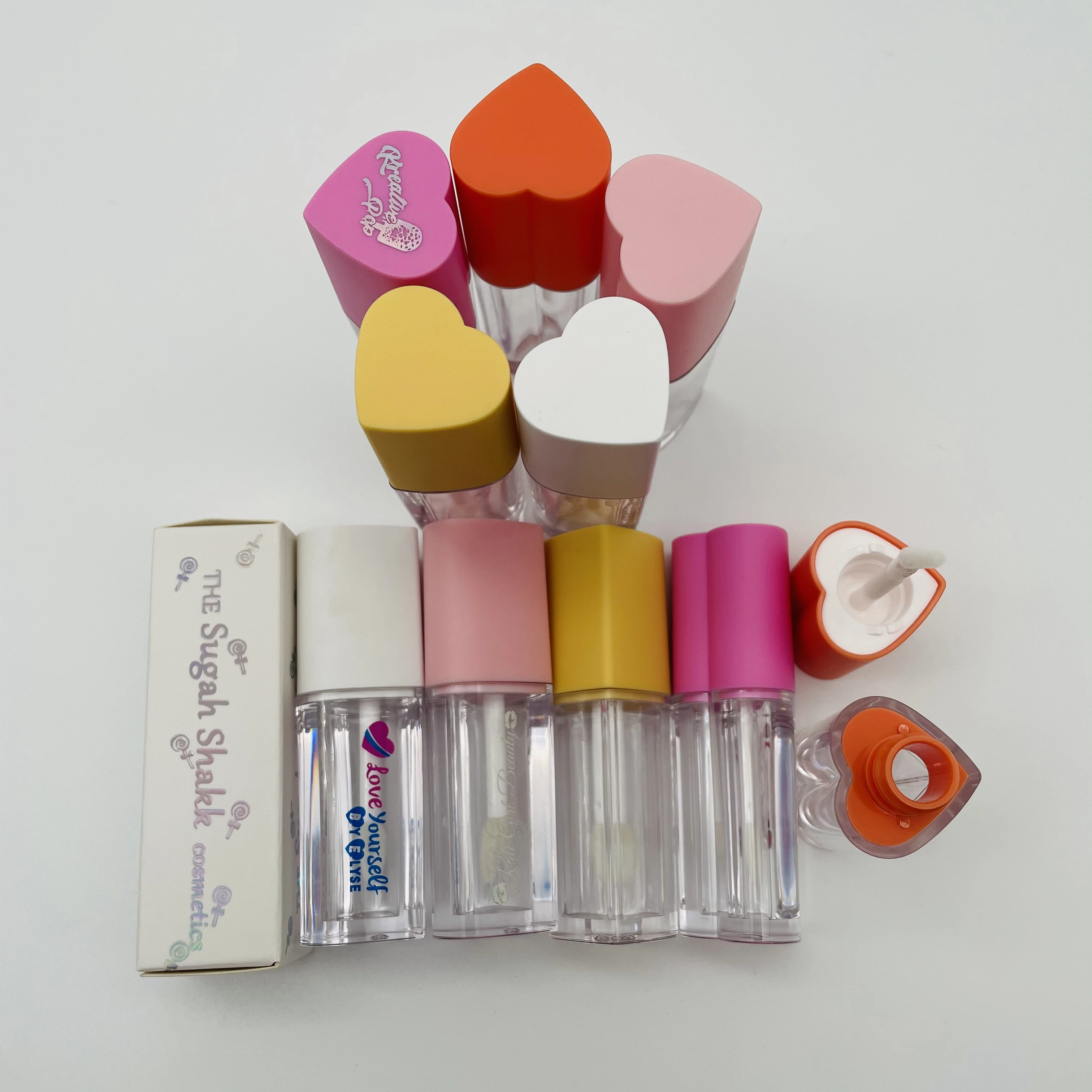 Лидер продаж в форме сердца блеска для губ розовый белый светло-фиолетовый блеск контейнер трубки изготовленный на заказ контейнеры бальзам этикетка