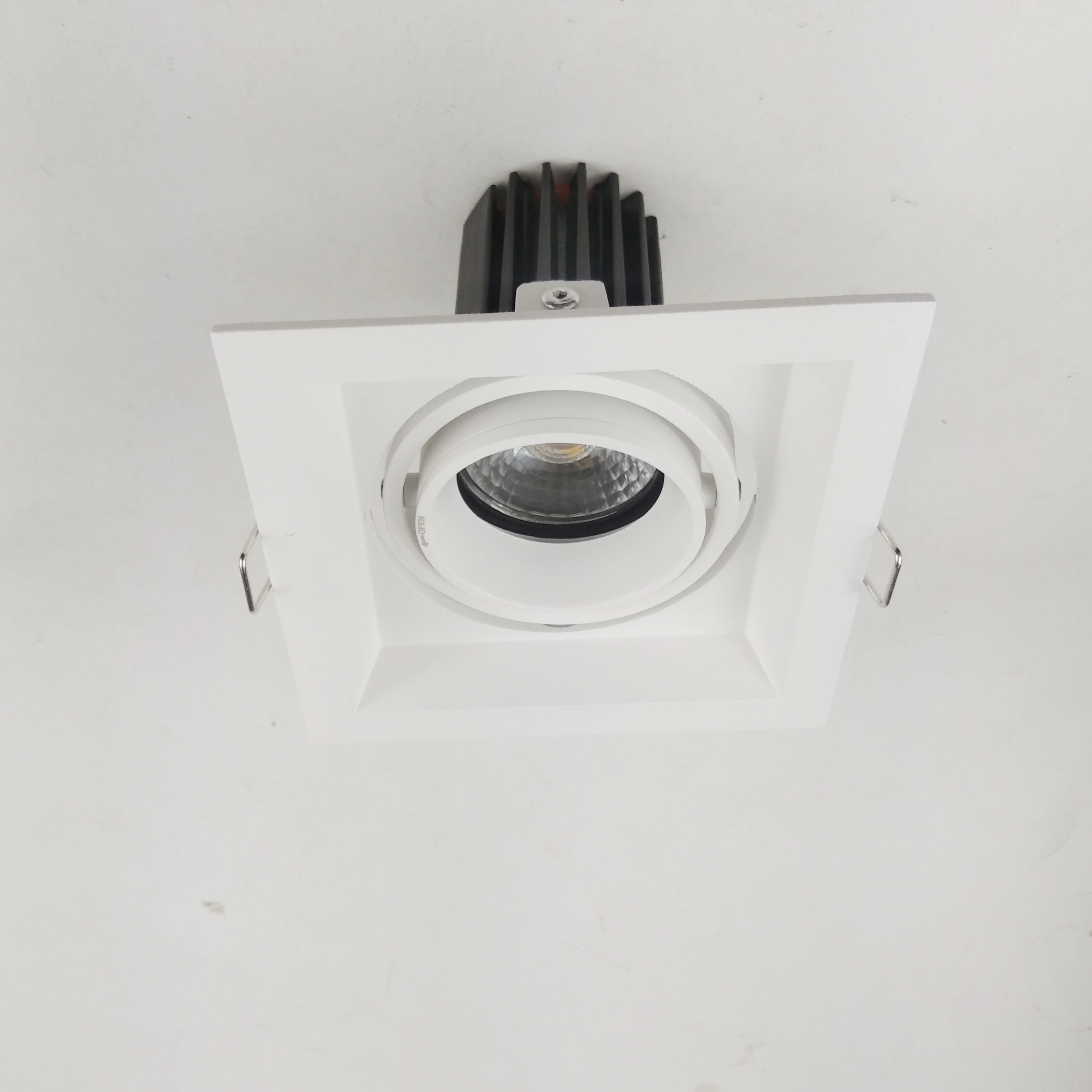 
Aluminium Alloy Titl And Rotatable One head GU10 MR16 Grille Spot light 